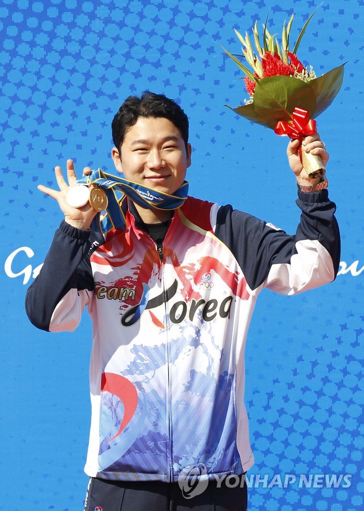 지난 2010 광저우 아시안게임 남자 50m 권총 단체전에서 진종오가 금메달을 획득한 후 기뻐하는 모습. (연합뉴스 자료사진)