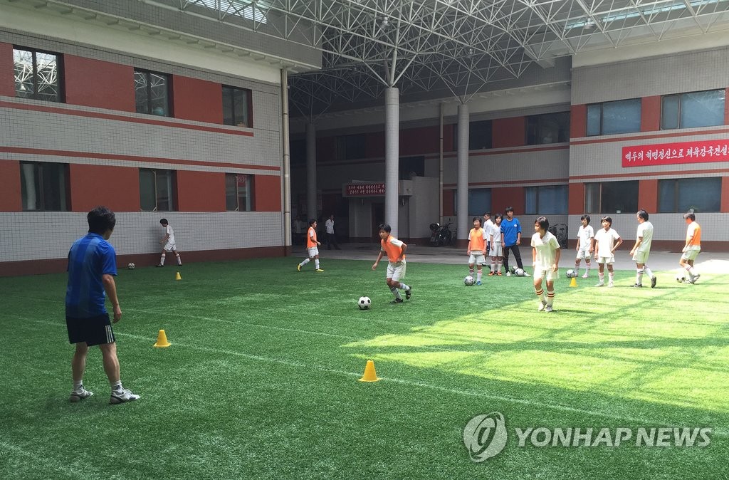기본기 익히는 북한 축구소녀들