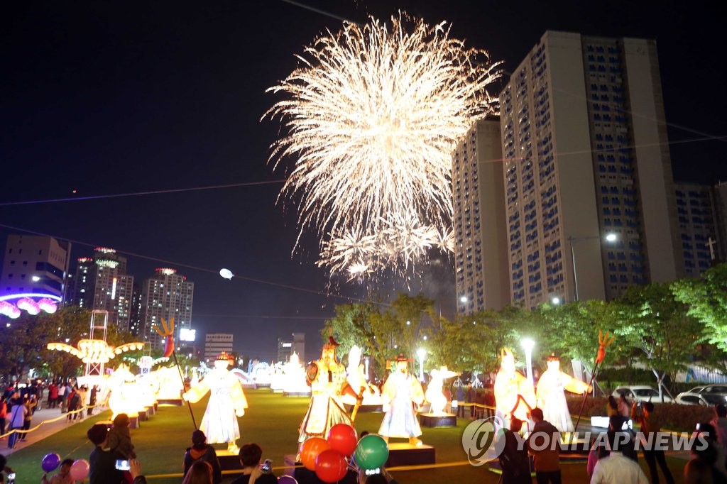 송상현 광장 연등축제 [연합뉴스 자료사진]