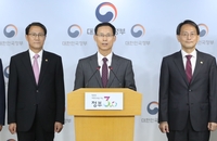 최정호 국토교통부 제2차관(가운데)이 지난 6일 오후 서울 세종로 정부서울청사에서 화물연대 집단 운송 거부에 따른 대국민 정부 합동 담화문을 관계부처 차관들과 함께 발표하는 모습. [연합뉴스 자료사진]