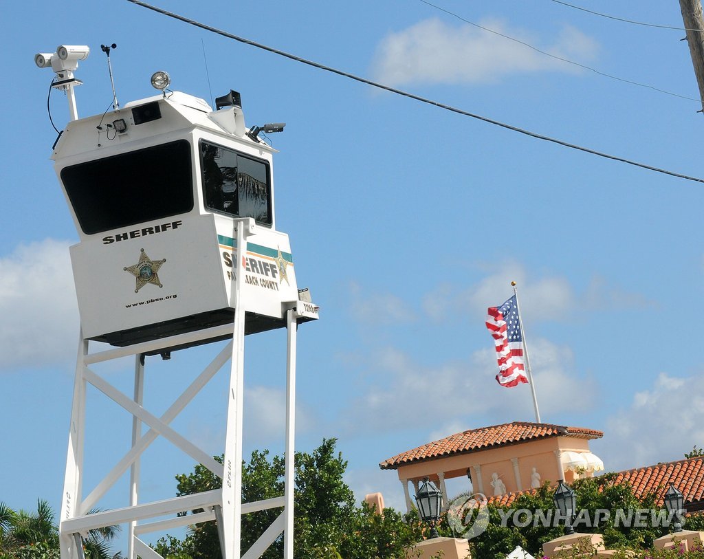 미국 플로리다 주 팜비치에 있는 도널드 트럼프 대통령 소유 마라라고 리조트의 경찰 경비 타워[AFP=연합뉴스]