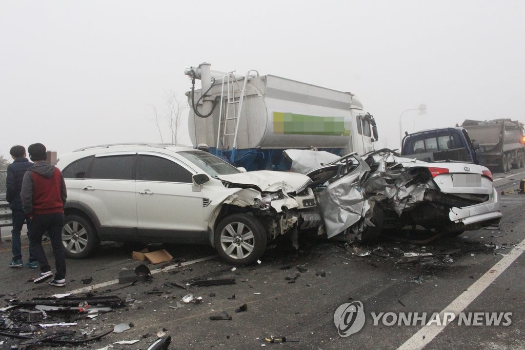 차량 19대 충돌·1명 숨진 광주 본량IC 사고 현장 | 연합뉴스