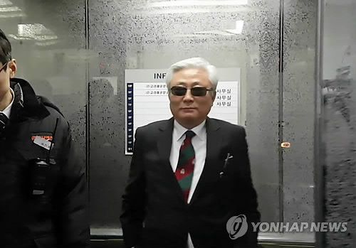 '최순실 이복오빠' 최재석, 횡령혐의 피소…경찰 수사
