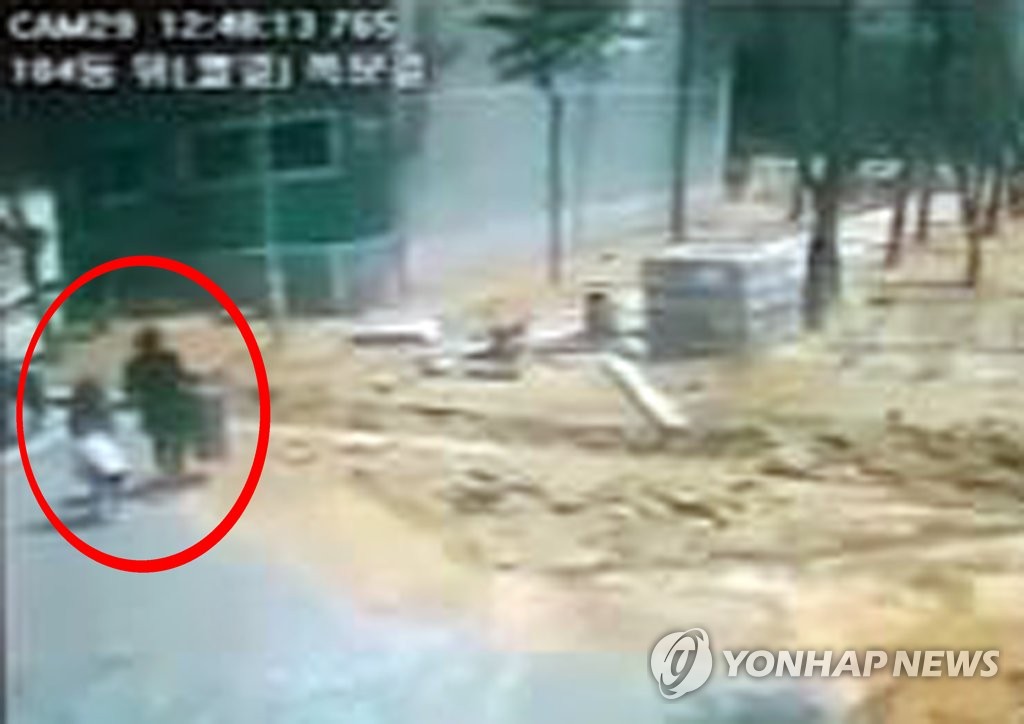 8살 여자 초등생 살해 직전 폐쇄회로(CC)TV [연합뉴스 자료 사진]