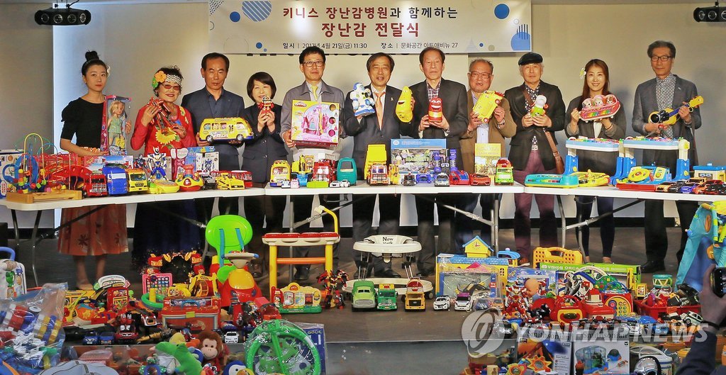 장난감 수리 척척박사 노인들, 장난감 3t 기부 | 연합뉴스