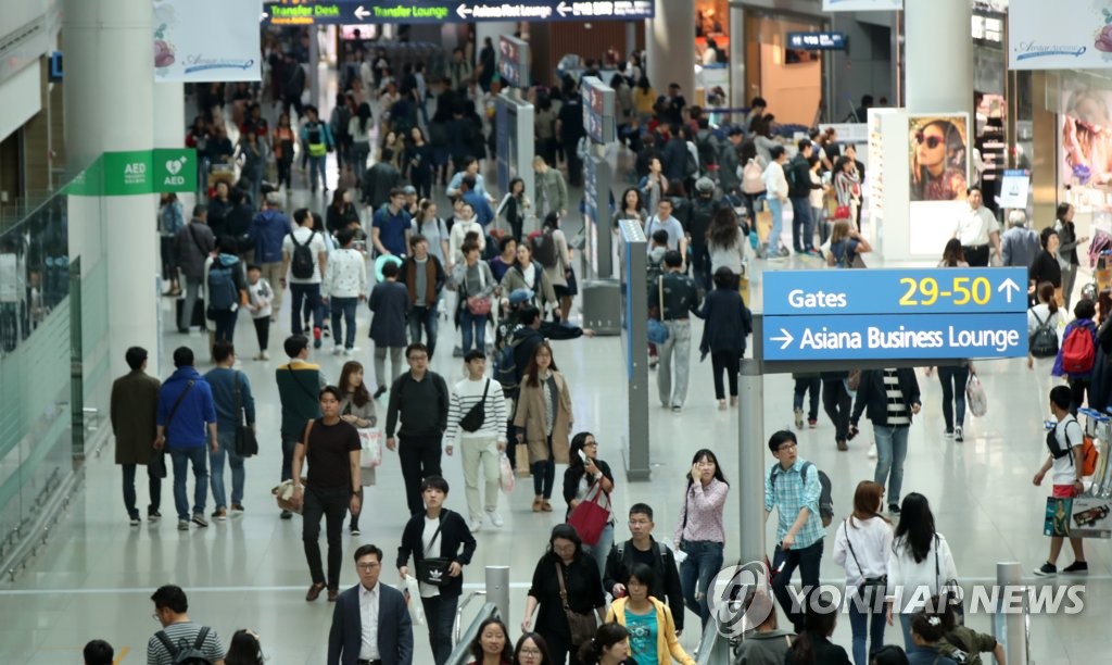 海外へ出かける旅行客らで混み合う仁川国際空港＝（聯合ニュース）