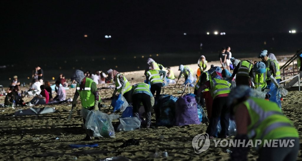 피서객이 버린 양심 청소 | 연합뉴스