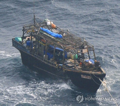 일본 홋카이도 무인도 주변서 발견된 북한 목선(2017년 11월)