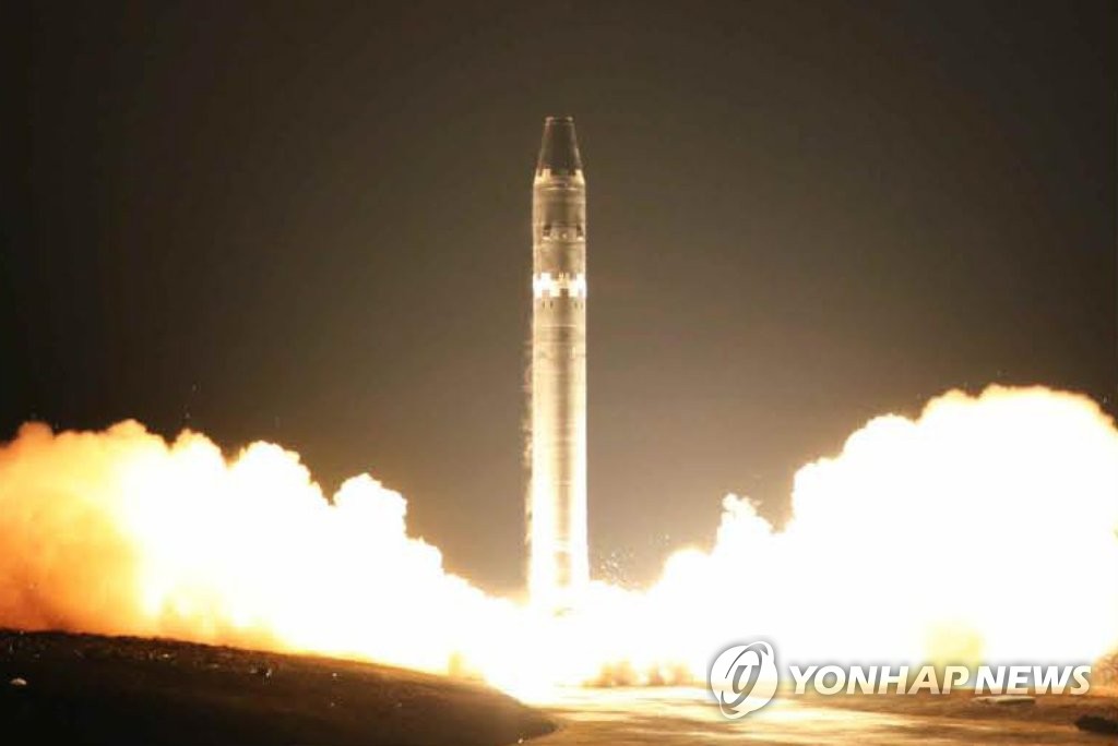 북한이 노동당 기관지 노동신문을 통해 공개한 신형 대륙간탄도미사일(ICBM)급 '화성-15형'의 11월 29일 발사 모습.