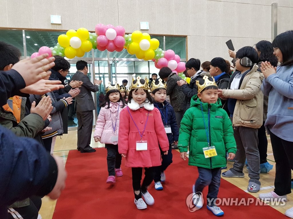 왕관 쓰고 입장하는 입학식 | 연합뉴스