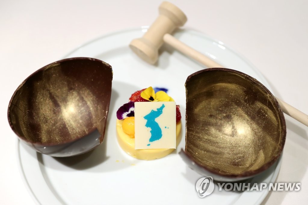 韓国青瓦台は２４日、南北首脳会談の夕食会のメニューを公開した。デザートとして提供されるマンゴームース＝（聯合ニュース）