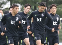 훈련 중 이야기 나누는 황희찬과 손흥민