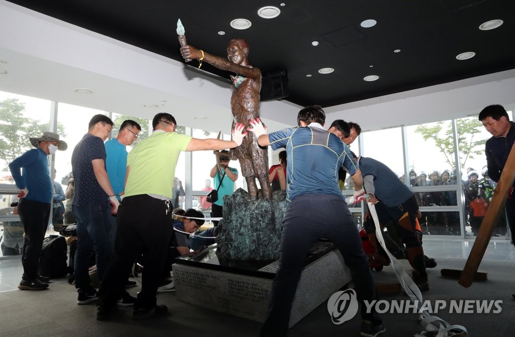 釜山の徴用工像を市民団体に返還へ　強制撤去した自治体