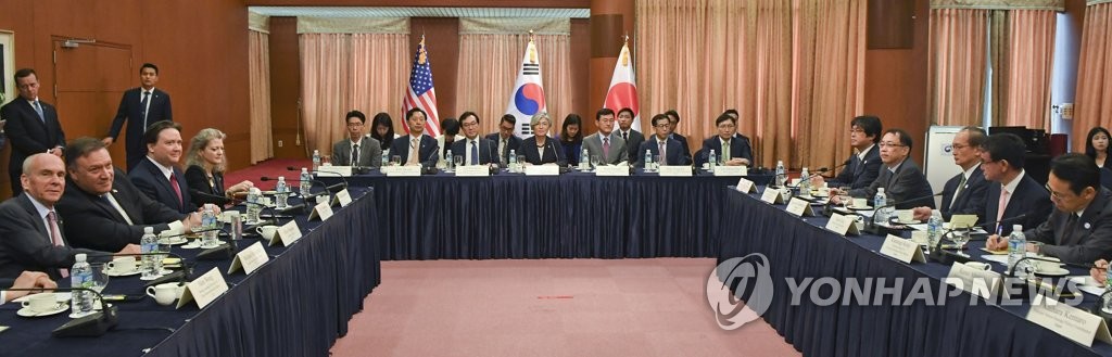 韓米日外相会談の様子＝１４日、ソウル（聯合ニュース）