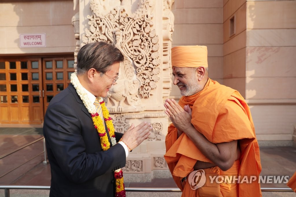 الرئيس مون يزور معبد اكشاردام احتراما للثقافة والدين في الهند