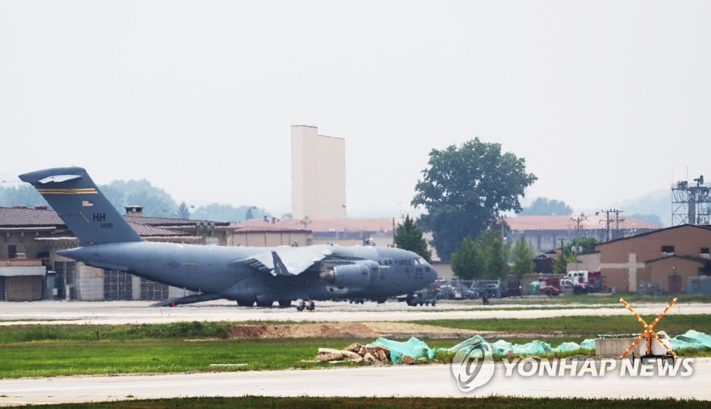 وصول طائرة أمريكية تقل رفات الجنود الأمريكيين من كوريا الشمالية، الى قاعدة أوسان الجوية - 1