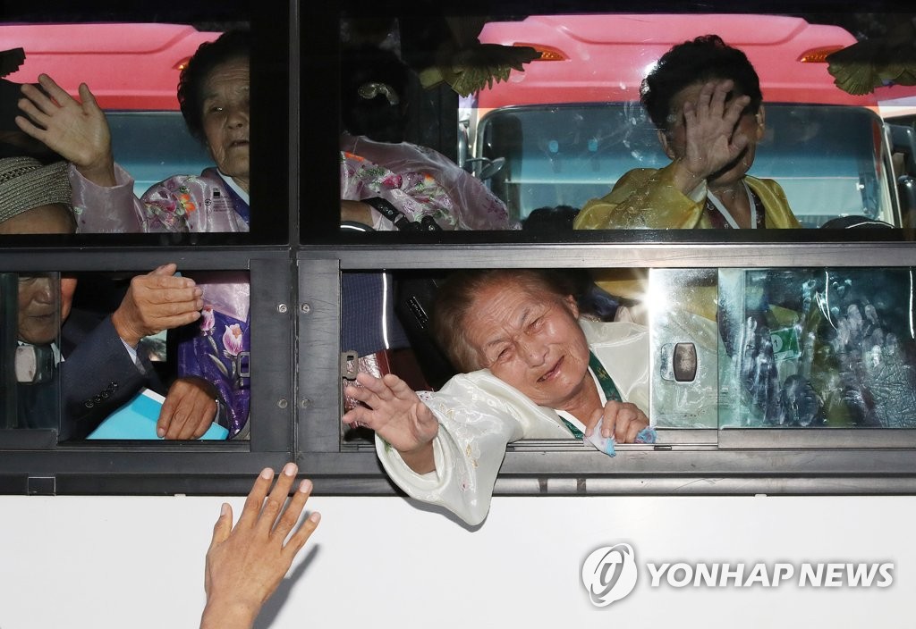 昨年８月に北朝鮮・金剛山で開催された離散家族再会行事で、涙を流しながら別れを惜しむ参加者＝（聯合ニュース）