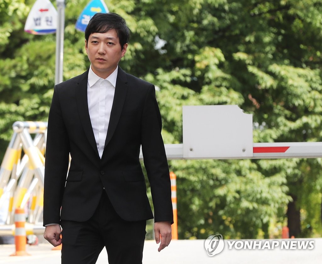 In this file photo from Sept. 12, 2018, Cho Jae-beom, former coach of the South Korean national short track speed skating team, enters the Seongnam branch of the Suwon District Court in Seongnam, south of Seoul, for a hearing over charges that he assaulted athletes. (Yonhap)