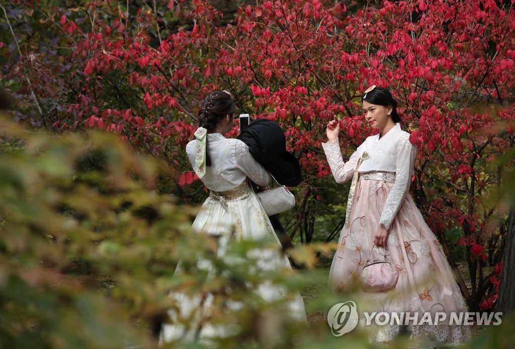 (LEAD) Number of foreign tourists to S. Korea soars 31 pct in October