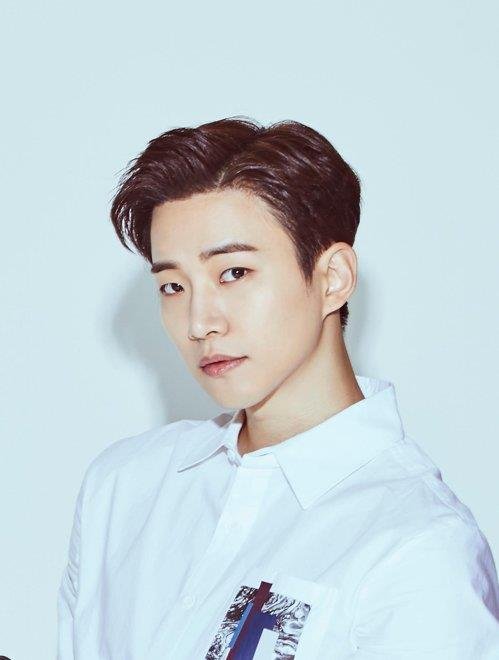 2PM's Junho discharged from military | Yonhap News Agency