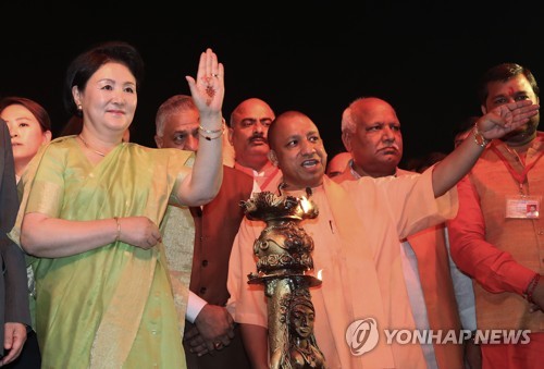 '헤나' 문신 선보이는 김정숙 여사