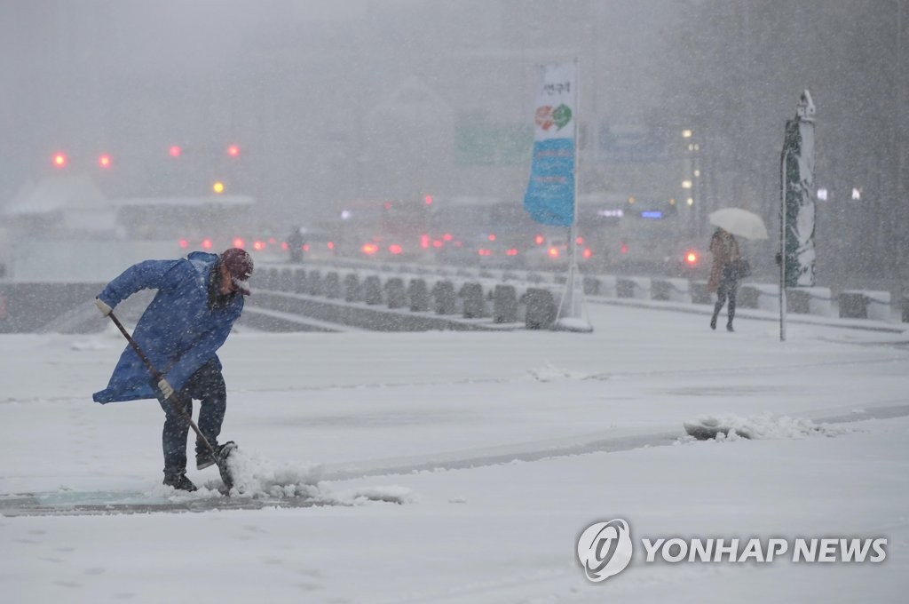 첫눈 내리는 광화문