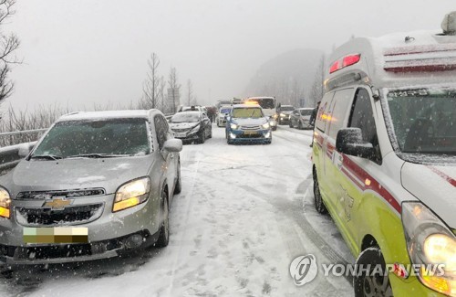 원주 중앙고속도서 차량 10여대 눈길 '쾅쾅'…차량 뒤엉켜