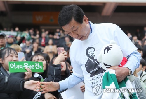 결국 눈물 흘린 최강희 전북 감독 "과분한 사랑을 받았다"