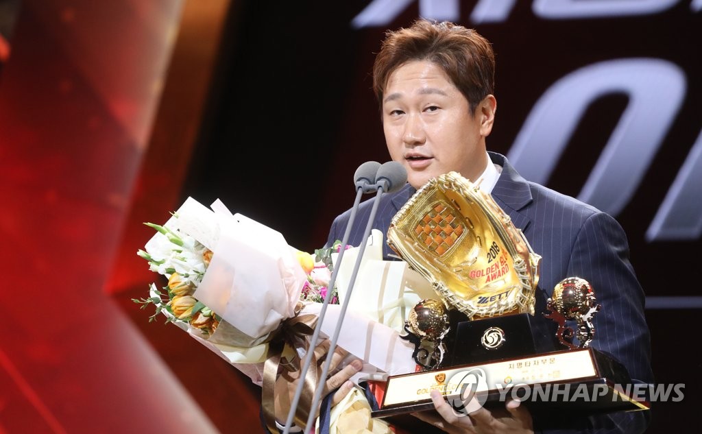 Lee Dae-ho of the Lotte Giants speaks on stage after winning his sixth career Golden Glove in the Korea Baseball Organization during an awards ceremony in Seoul on Dec. 10, 2018. (Yonhap)