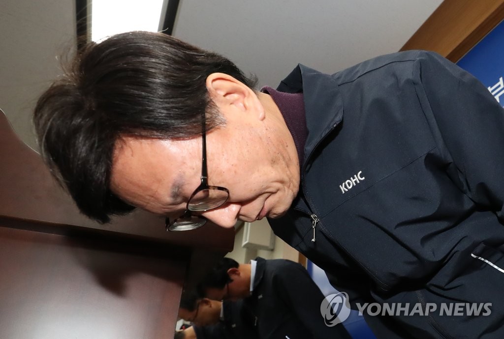 Hwang Chang-hwa, CEO of the state-run Korea District Heating Corp., apologizes during a briefing on safety measures on heating pipes held at the Ministry of Trade, Industry and Energy in Sejong on Dec. 13, 2018, after a plumbing accident in Goyang, north of Seoul, killed one person and wounded several others the previous week. (Yonhap)