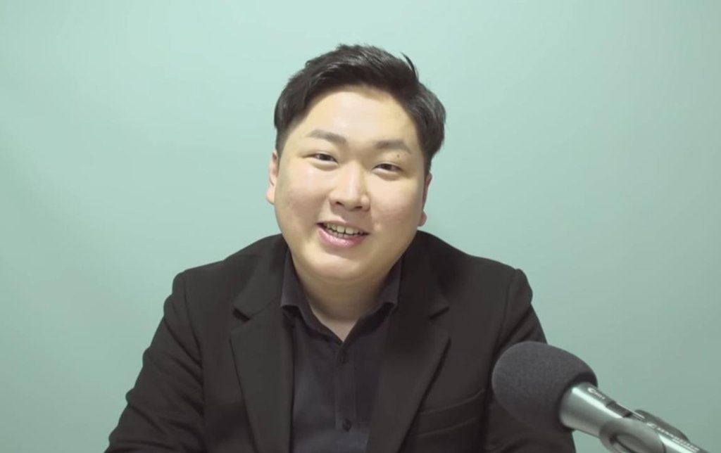 Shin Jae-min, a former official at the Ministry of Economy and Finance, alleges that the presidential office interfered with the appointment of a CEO at KT&G, the state-run tobacco company, in this video image captured from a Youtube video posted on Dec. 29, 2018. (Yonhap) 
