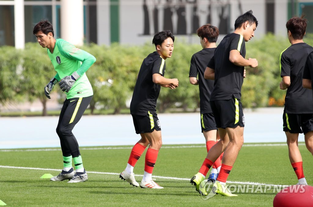 South Korea national team attacking midfielder Lee Seung-woo (C) trains with his teammates at the Police Officers Club football field in Dubai, the United Arab Emirates, on Jan. 8, 2019. (Yonhap)