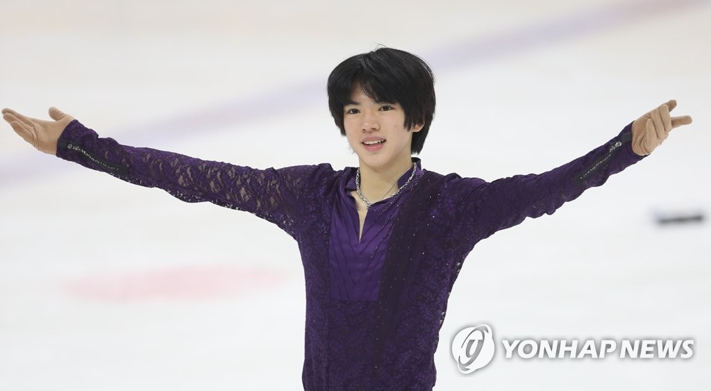 South Korean figure skater Cha Jun-hwan acknowledges the crowd after completing his free skate at the Korea Figure Skating Championships at Mokdong Ice Rink in Seoul on Jan. 13, 2019. (Yonhap)