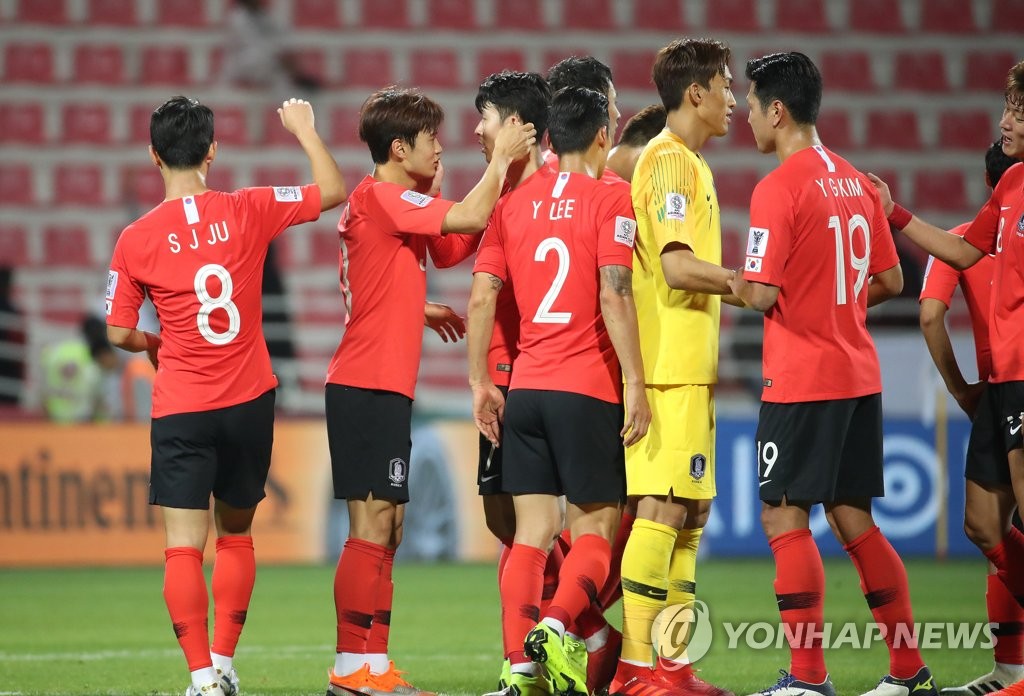 South Korea national football team players congratulate each other after beating Bahrain 2-1 in the AFC Asian Cup round of 16 match at Rashid Stadium in Dubai, the United Arab Emirates, on Jan. 22, 2019. (Yonhap)