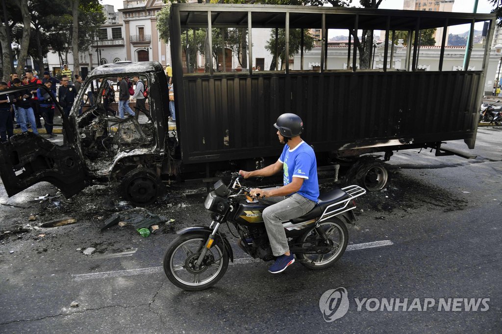 베네수엘라 소요사태 속 전소된 트럭… 反정부시위서 26명 사망