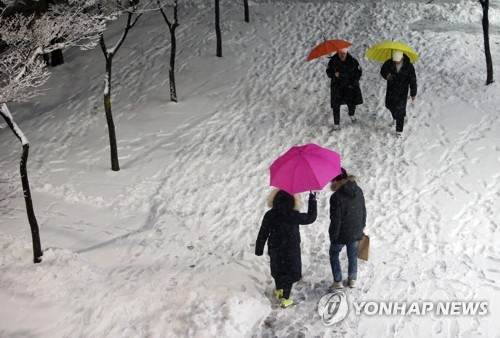 중부내륙 출근길 -10도 안팎 추위…동해안엔 최대 7㎝ 눈