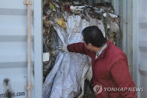 필리핀 갔다 돌아온 쓰레기 열어보니…폐플라스틱에 이물질 잔뜩(종합)