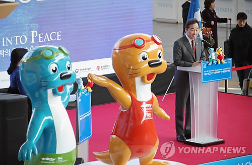 世界水泳選手権の開幕まで１５０日となった先月１１日、ソウル駅で大会マスコット「スリ」「タリ」をかたどったオブジェの除幕式が開かれ、李洛淵（イ・ナクヨン）首相らが出席した＝（聯合ニュース）