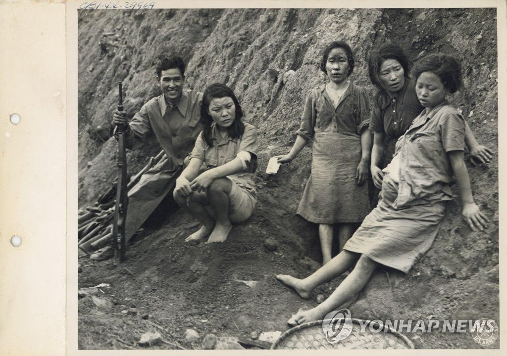 １９４４年９月撮影の写真。臨月の女性（右端）が写っている。朝鮮中央テレビは１日に放送したドキュメンタリーで、この慰安婦被害者の証言などを取り上げた（写真はソウル市・ソウル大研究チーム提供）＝（聯合ニュース）≪転載・転用禁止≫