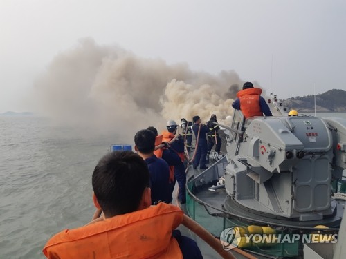 3함대 해상 임무 중 불 난 선박 발견…선원 2명 구조(종합)