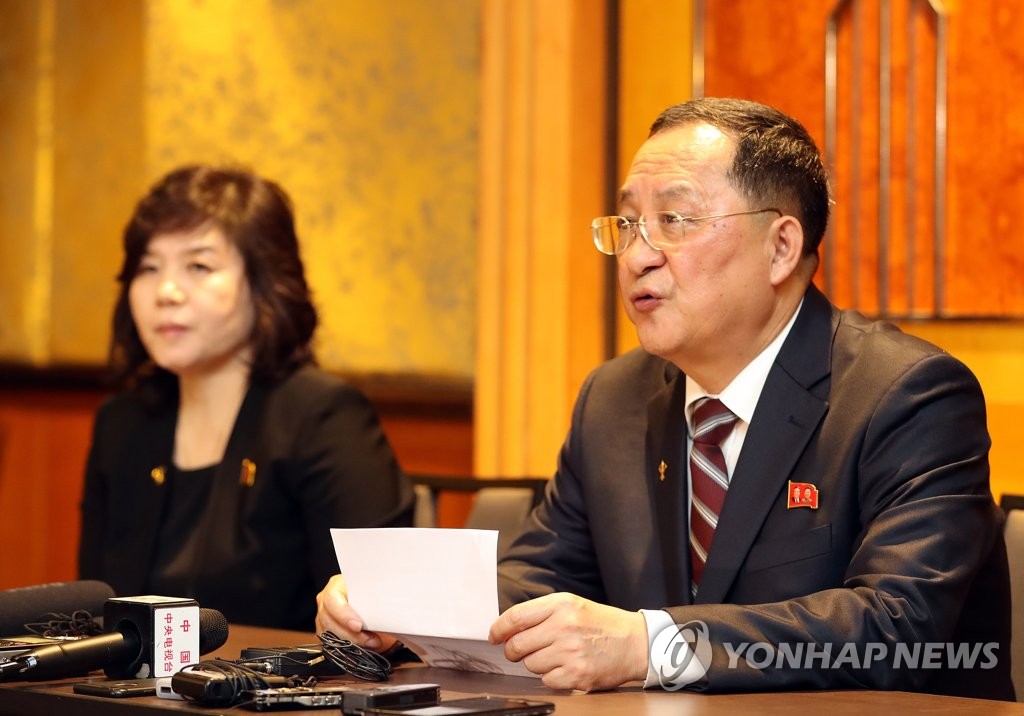 Le ministre nord-coréen des Affaires étrangères Ri Yong-ho donne une conférence de presse à l'hôtel Melia à Hanoï, le vendredi 1er mars 2019. 