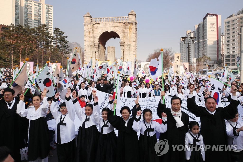 【パヨク画報】3.1独立運動100周年デモの韓国人､独立門前で｢大韓独立万歳｣を叫ぶｗ　 	->画像>26枚 
