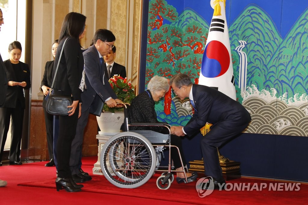 해외 독립유공자 후손과 인사하는 문 대통령 | 연합뉴스 해외 독립유공자 후손과 인사하는 문 대통령 | 연합뉴스