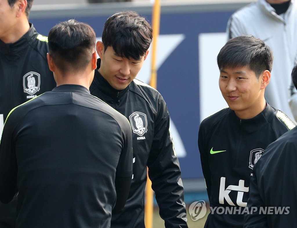 In this file photo taken on March 19, 2019, South Korea national football team captain Son Heung-min (C) greets Lee Kang-in (R) and Paik Seung-ho ahead of training at the National Football Center in Paju, north of Seoul. (Yonhap)