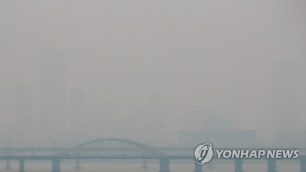 Dense smog obscures Seoul's Yeouido area, where most buildings, including the National Assembly, remain nearly invisible on March 27, 2019. (Yonhap)