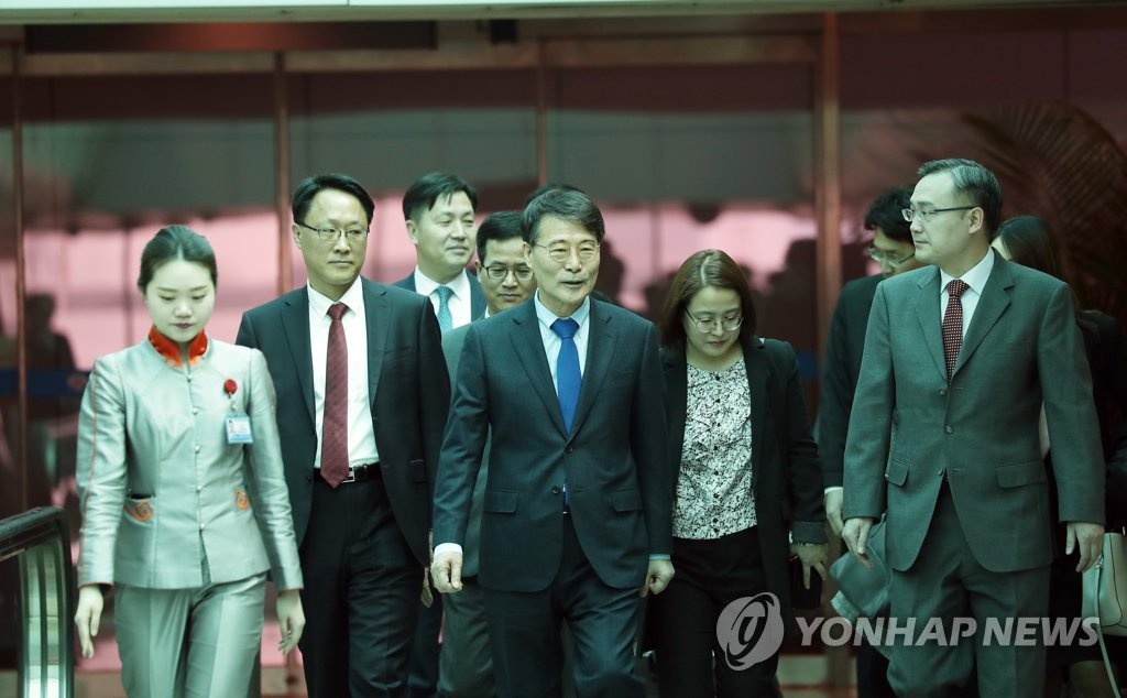 In this pool photo, Jang Ha-sung (C), the new South Korean ambassador to China, arrives at Beijing Capital International Airport in Beijing on April 7, 2019. (Yonhap)