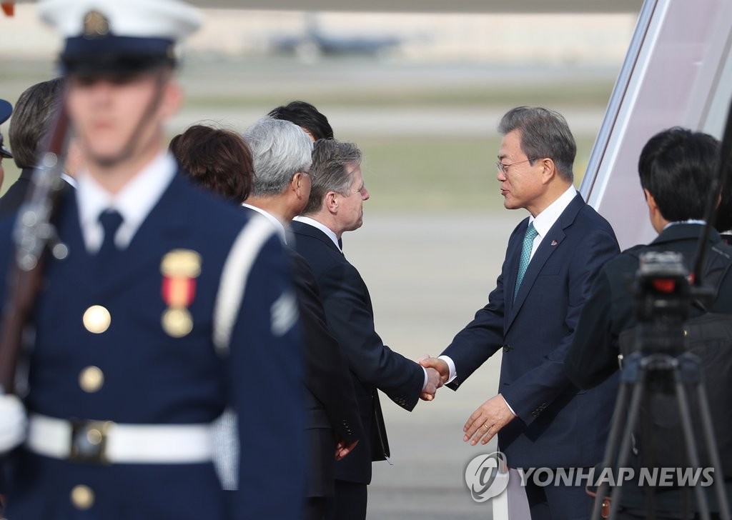 인사하는 문재인 대통령
