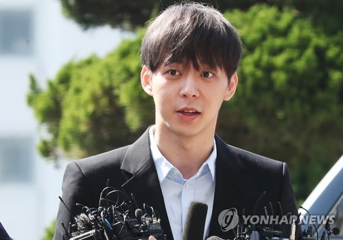 Accusé de s'être drogué, l'acteur et chanteur Park Yoo-chun est interrogé par la police