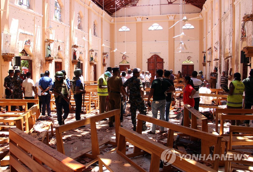 '부활절 폭발'로 참혹하게 파괴된 가톨릭 교회 내부