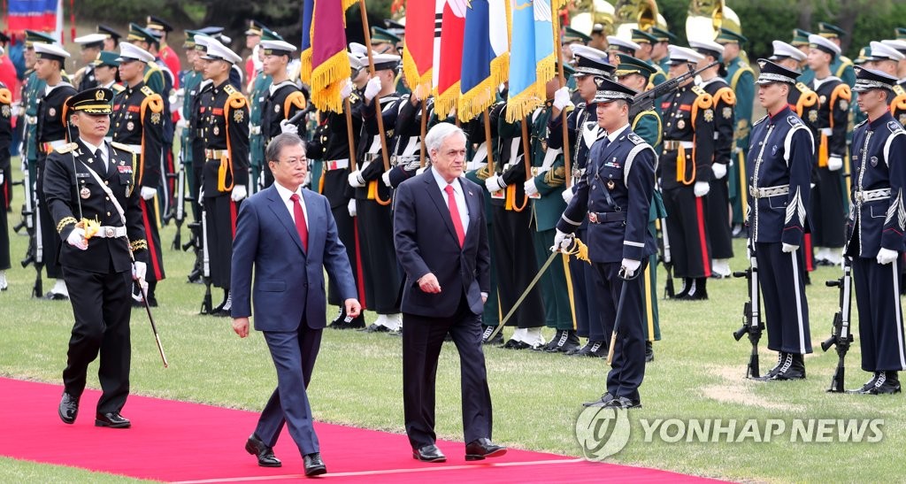 South Korean President Moon Jae-in and his Chilean counterpart, Sebastian Pinera, inspect an honor guard during a welcoming ceremony at Cheong Wa Dae in Seoul on April 29, 2019. (Yonhap)